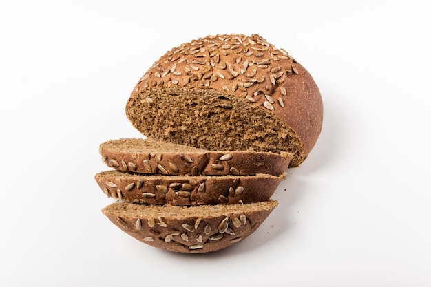 Pane integrale con semi affettati sul tagliere di legno.