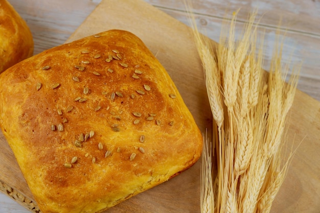 Pane integrale con spighe di grano.