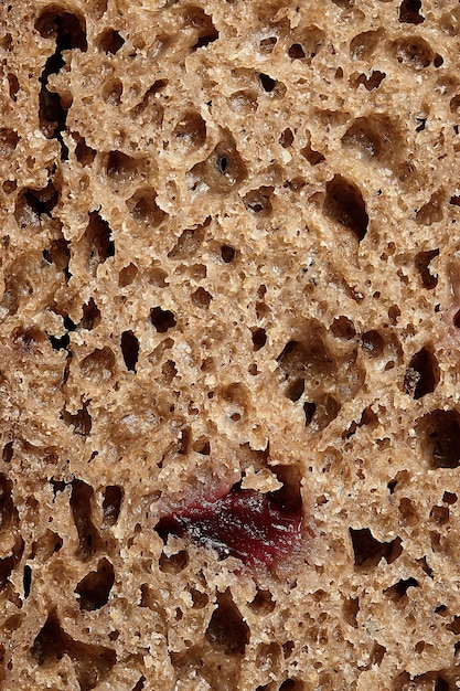 Pane integrale con uvetta primo piano estremo Pane di segale a lievitazione naturale sfondo intero