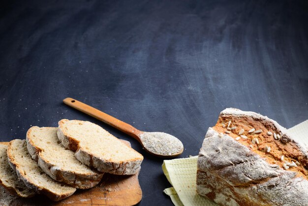 Pane integrale cotto a casa con ingredienti biologici molto sani con spazio per la copia della vista dall'alto dei semi