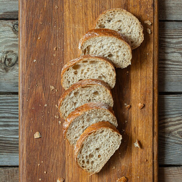 Pane integrale di grano saraceno appena cotto su uno sfondo di legno