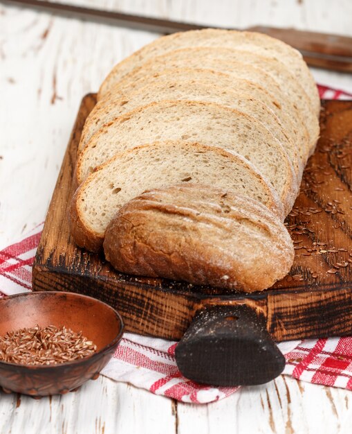 Pane integrale fatto in casa appena sfornato