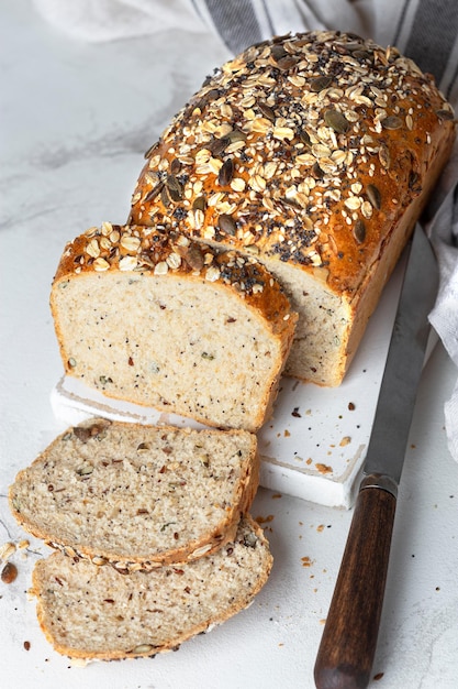 Pane integrale fresco fatto in casa con semi