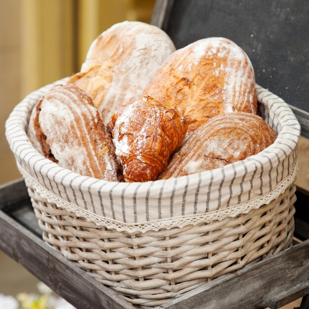 Pane integrale in un cestino