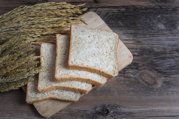 Pane integrale o pane integrale sulla tavola di legno con l'orecchio di risaia