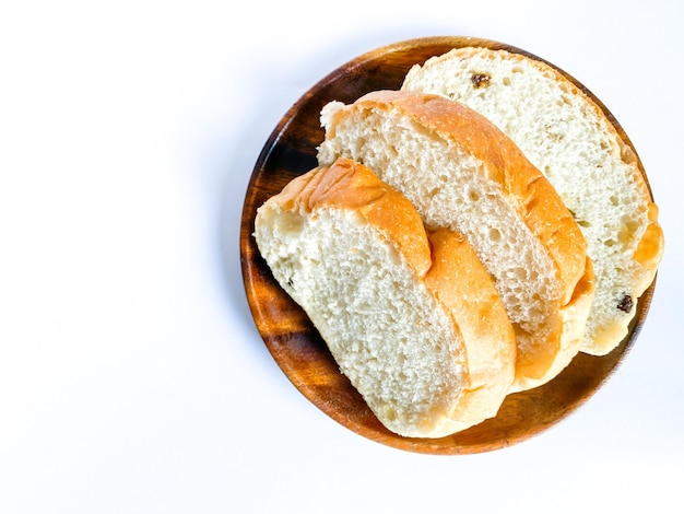 Pane integrale pronto da mangiare su fondo bianco