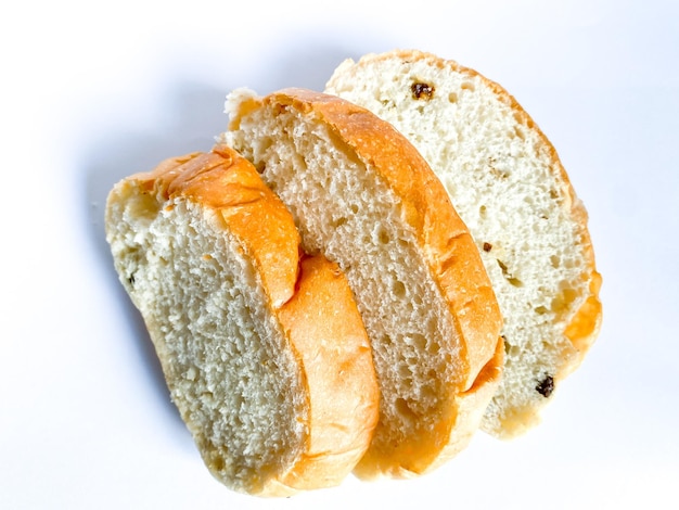 Pane integrale pronto da mangiare su fondo bianco