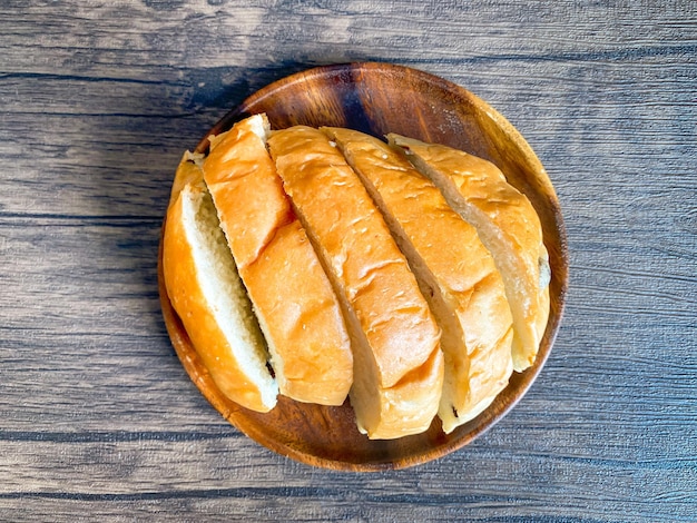 Pane integrale pronto da mangiare sullo sfondo di legno