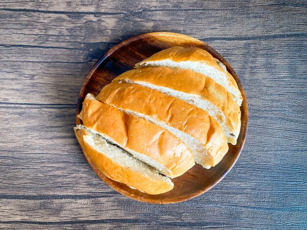 Pane integrale pronto da mangiare sullo sfondo di legno