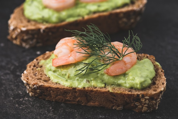 pane integrale purè di avocado con gamberetti