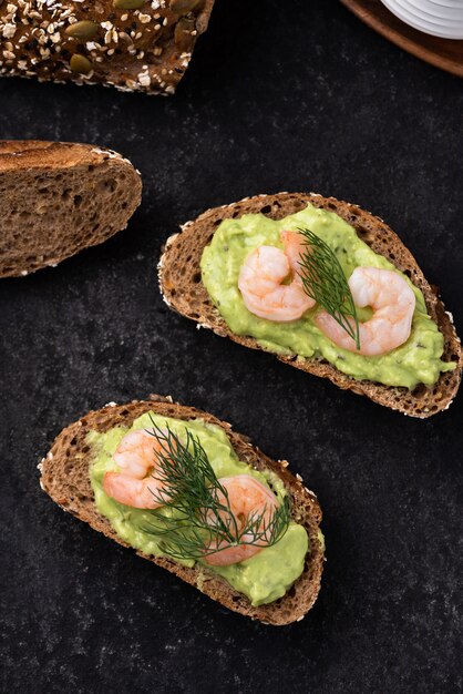 pane integrale purè di avocado con gamberi