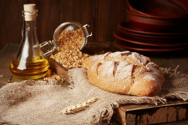 Pane integrale rustico con grano