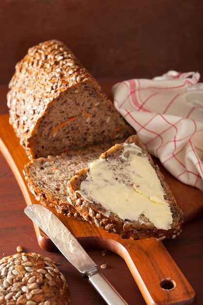 Pane integrale sano con carota e semi