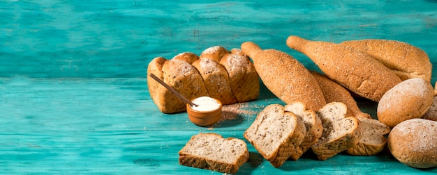 Pane integrale su legno blu strutturato, formato esterno.