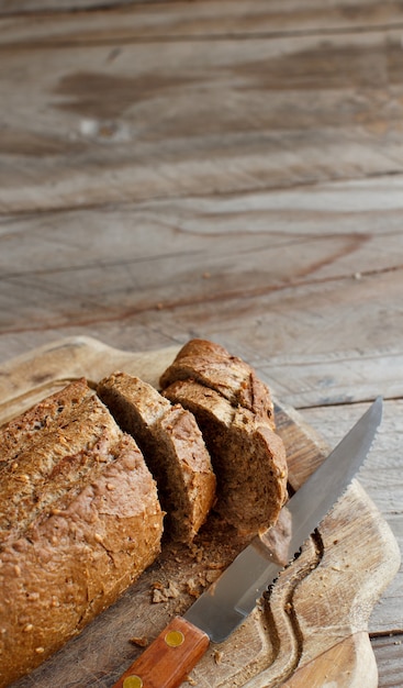 Pane integrale su un tavolo di legno da vicino