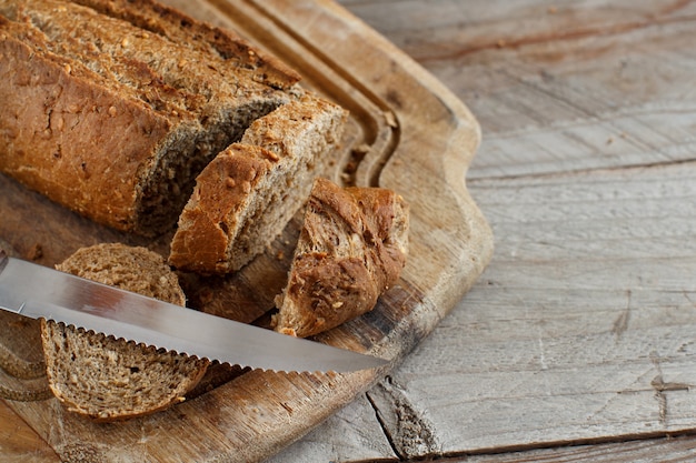 Pane integrale su un tavolo di legno da vicino