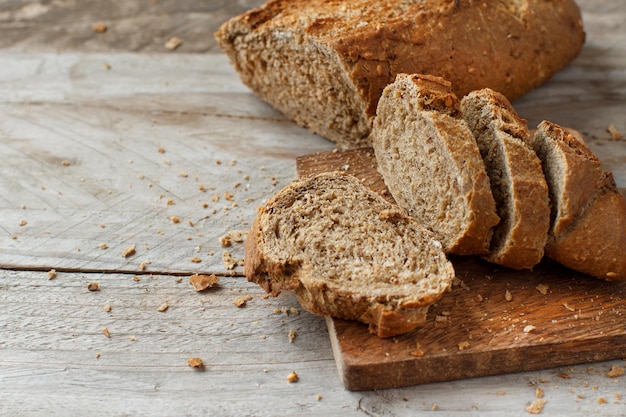 Pane integrale su un tavolo di legno da vicino