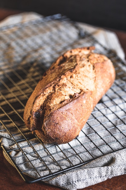 Pane integrale su una griglia con un asciugamano grigio