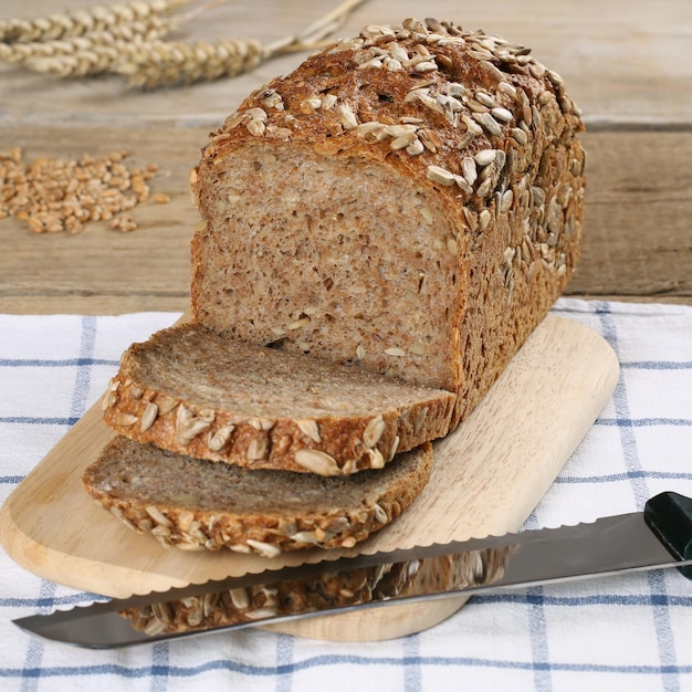 Pane integrale su una tavola di legno