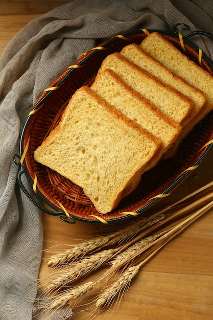 pane integrale sul tavolo di legno