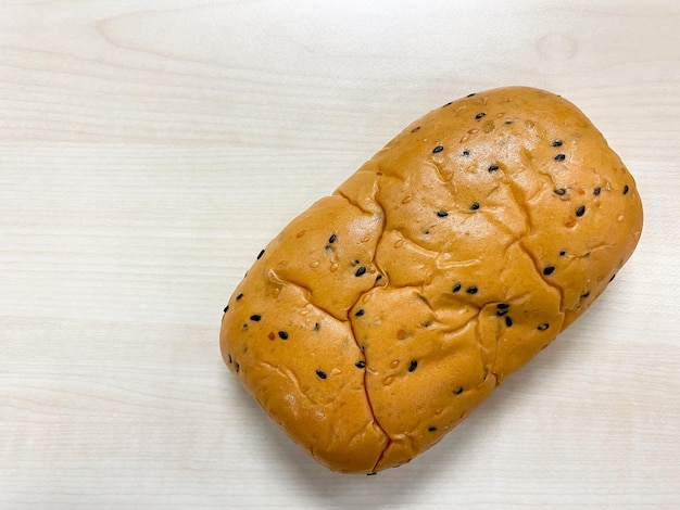 Pane integrale sul tavolo pronto da mangiare