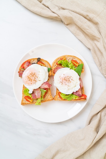 pane integrale tostato con verdure, pancetta e uovo o uovo alla benedict per colazione