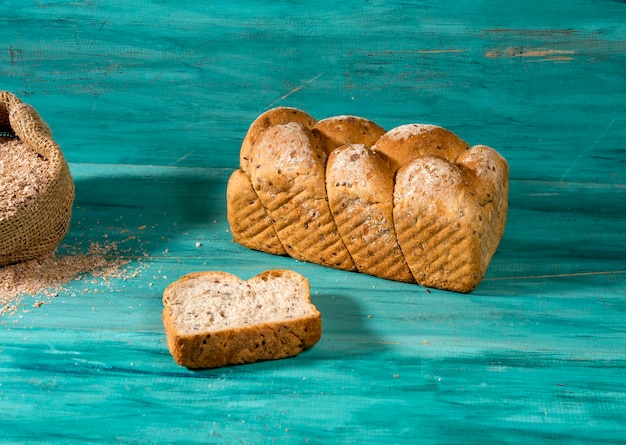 Pane intero su legno blu strutturato.