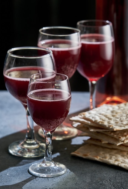 Pane Matzah ebraico con quattro bicchieri di vino. Pasqua concetto di vacanza.