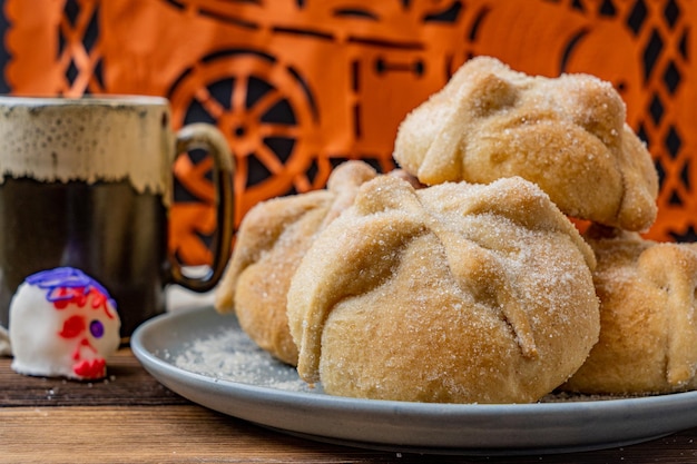 Pane messicano tradizionale dei morti noto anche come Pan de Muerto sulla tradizionale tavola messicana a casa