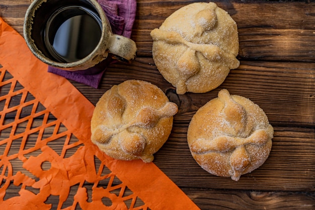 Pane messicano tradizionale dei morti noto anche come Pan de Muerto sulla tradizionale tavola messicana a casa