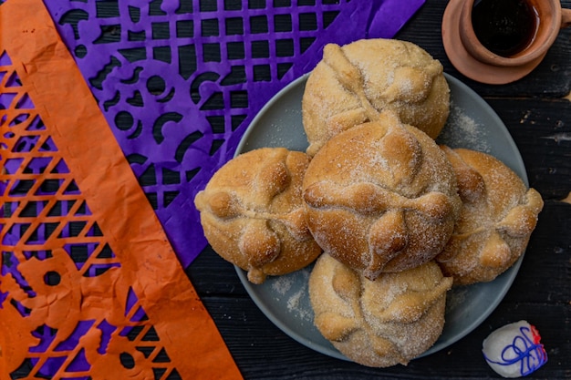 Pane messicano tradizionale dei morti noto anche come Pan de Muerto sulla tradizionale tavola messicana a casa