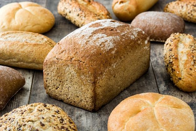 Pane misto sul tavolo di legno