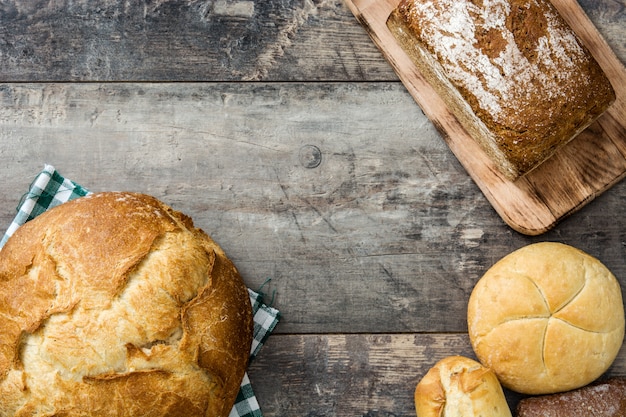 Pane misto sul tavolo di legno