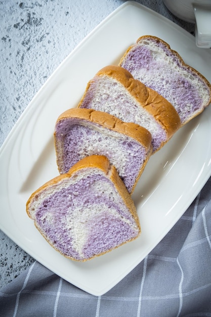 Pane morbido al sapore di taro su piatto bianco