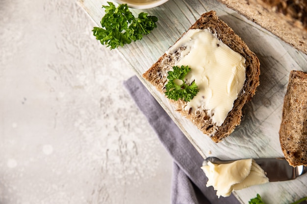 Pane multicereali artigianale al burro appena sfornato Colazione con fette di pane e burro