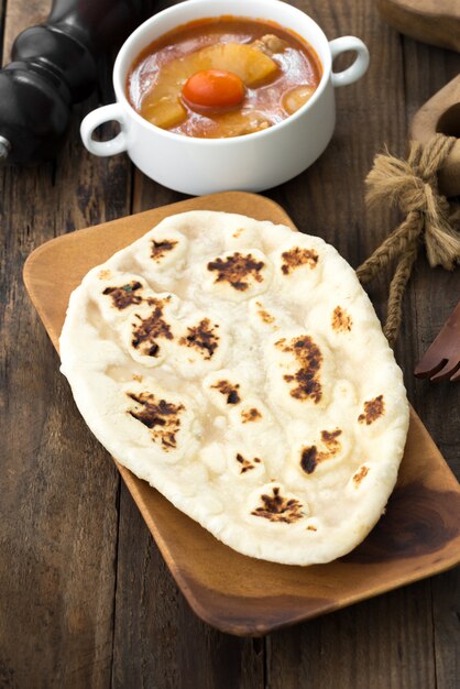 Pane naan all&#39;aglio indiano su legno