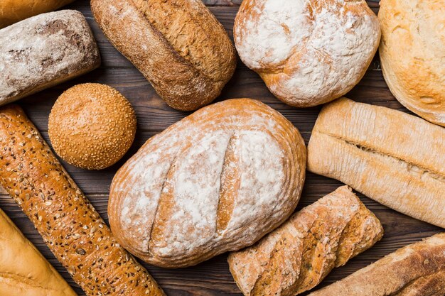 Pane naturale fatto in casa Diversi tipi di pane fresco come sfondo vista dall'alto con spazio per la copia