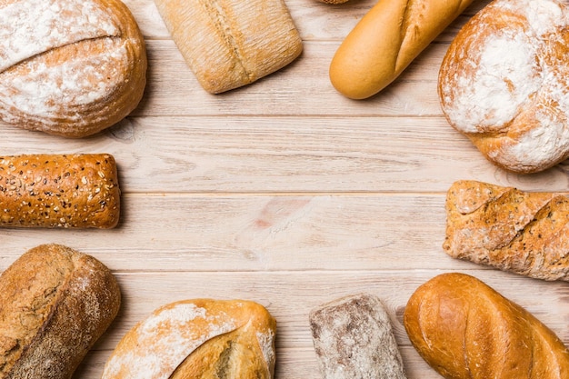 Pane naturale fatto in casa Diversi tipi di pane fresco come sfondo vista dall'alto con spazio per la copia