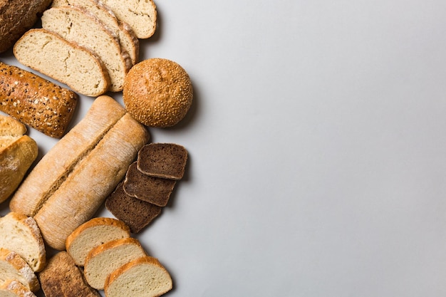 Pane naturale fatto in casa Diversi tipi di pane fresco come sfondo vista dall'alto con spazio per la copia