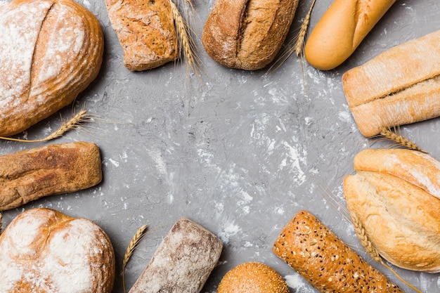 Pane naturale fatto in casa Diversi tipi di pane fresco come sfondo vista dall'alto con spazio per la copia