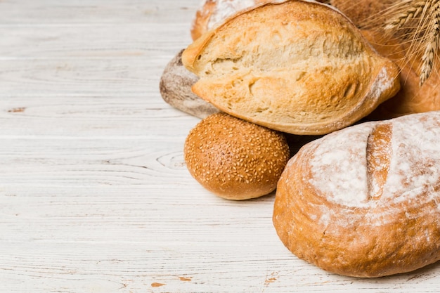 Pane naturale fatto in casa Diversi tipi di pane fresco come vista prospettica di sfondo con spazio per la copia