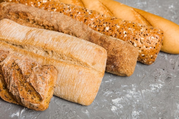 Pane naturale fatto in casa Diversi tipi di pane fresco come vista prospettica di sfondo con spazio per la copia