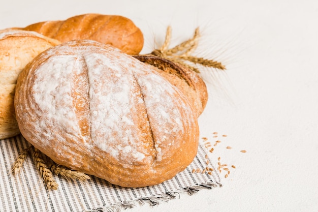 Pane naturale fatto in casa Diversi tipi di pane fresco come vista prospettica di sfondo con spazio per la copia