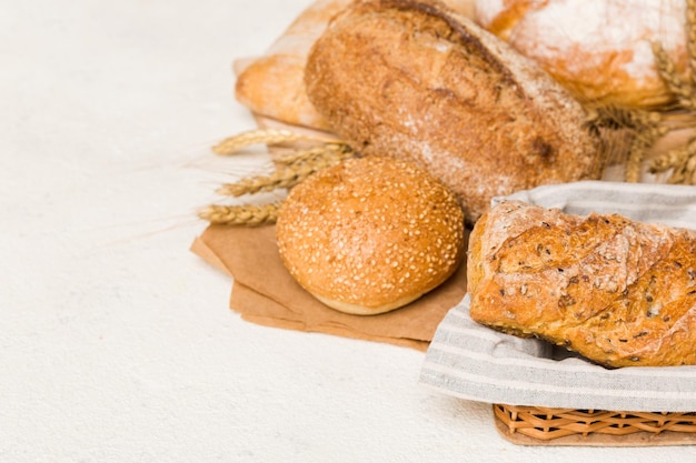 Pane naturale fatto in casa Diversi tipi di pane fresco come vista prospettica di sfondo con spazio per la copia