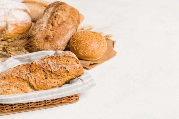 Pane naturale fatto in casa Diversi tipi di pane fresco come vista prospettica di sfondo con spazio per la copia