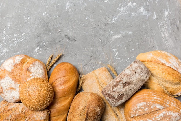 Pane naturali fatti in casa Diversi tipi di pane fresco come sfondo vista superiore con spazio di copia