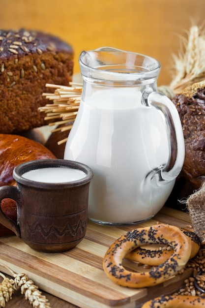 Pane nella composizione con accessori da cucina sul tavolo