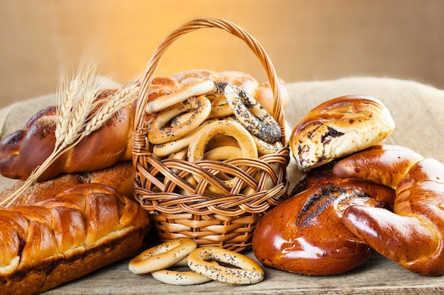 Pane nella composizione con accessori da cucina sul tavolo