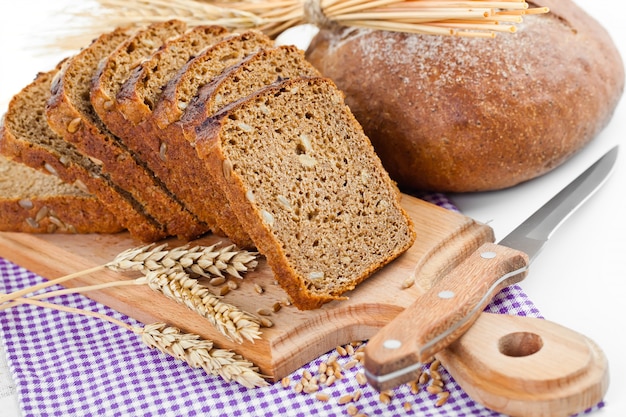 Pane nella composizione con accessori da cucina sul tavolo