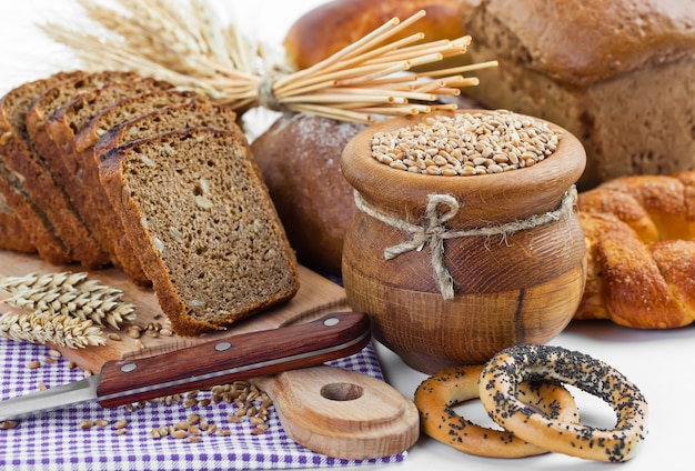 Pane nella composizione con accessori da cucina sul tavolo